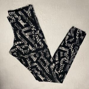 Nike Just Do It| Women's black & white snakeskin stretchy leggings